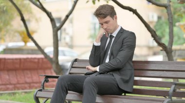 Yorgun İşadamı Bench 'te otururken Uyuyor