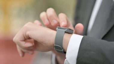 Smart Watch Outdoor kullanarak iş adamını kapat