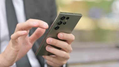 Smartphone Outdoor kullanarak İşadamını kapat