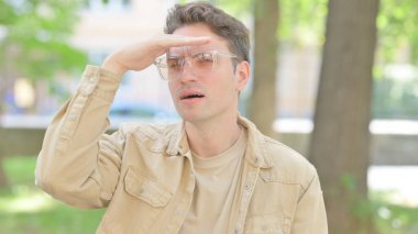 Dışarıda Fırsat Arayan Sıradan Genç Adam