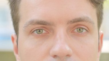 Erkek Göz Kırpan Gözler 'i kapat