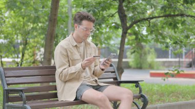 Modern Genç Adam Çevrimiçi Alışveriş Yapıyor.