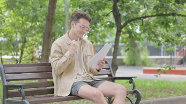 Modern Genç Adam Dışarıda Belgeleri Okuyor ve Kutluyor