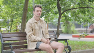 Modern Genç Adam Dışarıya Bakarken Kameraya Bakıyor