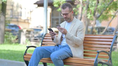 Çevrimiçi Ödeme Hatasından Orta Yaşlı Adam Üzgündü