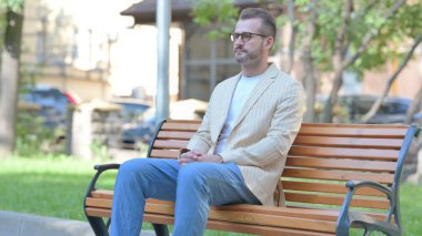 Ciddi Orta Çağ Adamı Dışarıda Oturuyor