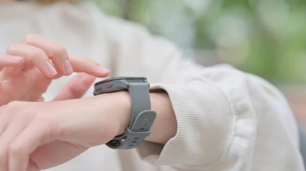 Smart Watch Outdoor Kullanan Kadın Kapanışı — Stok fotoğraf
