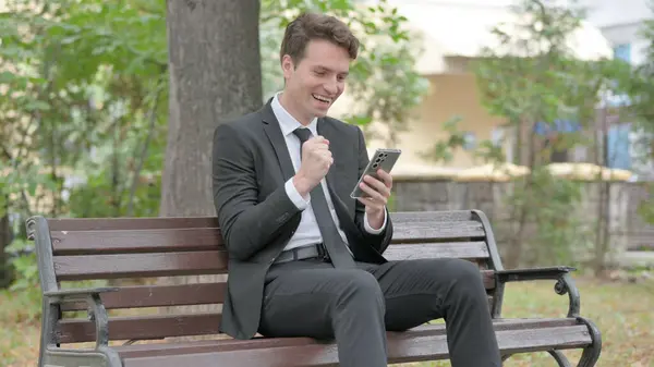 Jungunternehmer Feiert Online Erfolg Telefon Während Draußen Sitzt — Stockfoto