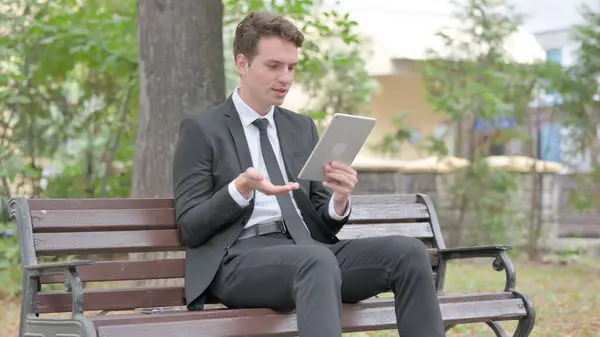 Junger Geschäftsmann Macht Videochat Auf Tablet Während Draußen Auf Einer — Stockfoto