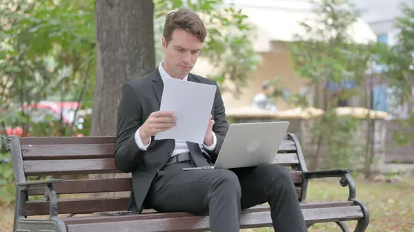 Jovem Empresário Trabalhando Documentos Laptop Outdoor — Fotografia de Stock
