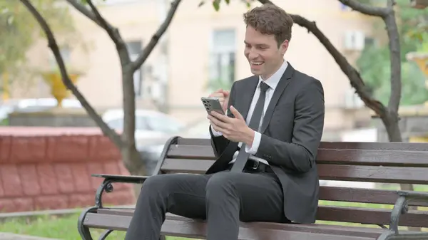 Geschäftsmann Feiert Online Erfolg Telefon Während Auf Bank Sitzt — Stockfoto
