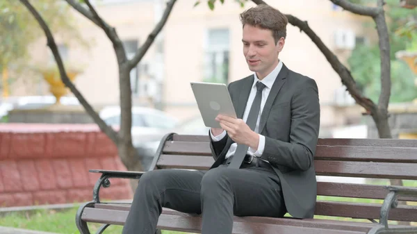 Empresário Fazendo Chat Vídeo Tablet Enquanto Sentado Banco — Fotografia de Stock