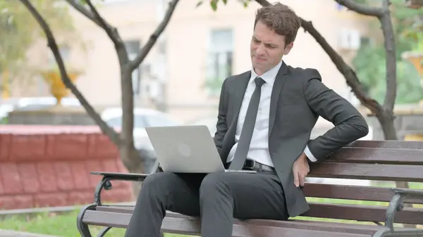 Geschäftsmann Nutzt Laptop Mit Rückenschmerzen Sitzen — Stockfoto