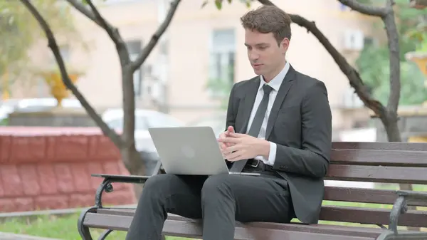 Online Video Chat Von Geschäftsmann Auf Laptop Freien — Stockfoto