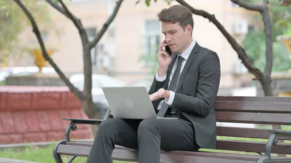 Uomo Affari Che Parla Telefono Utilizzando Computer Portatile Grembo — Foto Stock