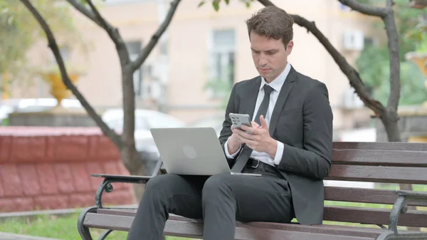 Geschäftsmann Arbeitet Mit Laptop Und Smartphone Freien — Stockfoto