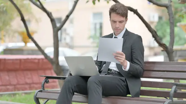 Biznesmen Pracujący Nad Dokumentami Laptopem Outdoor — Zdjęcie stockowe