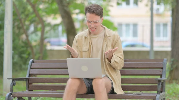 Casual Jonge Man Geschokt Door Verlies Laptop Outdoor — Stockfoto