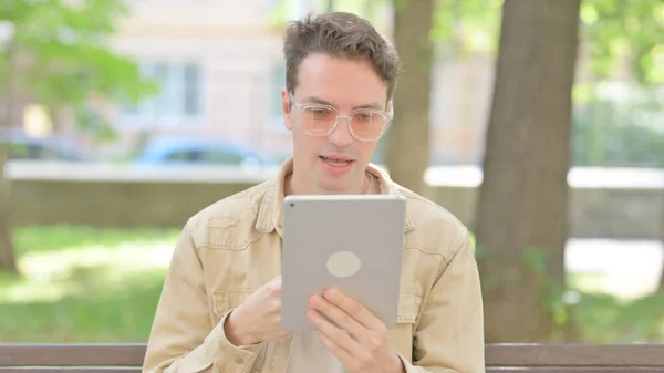 Casual Young Man Doing Video Chat Tablet Outdoor — Stock Photo, Image