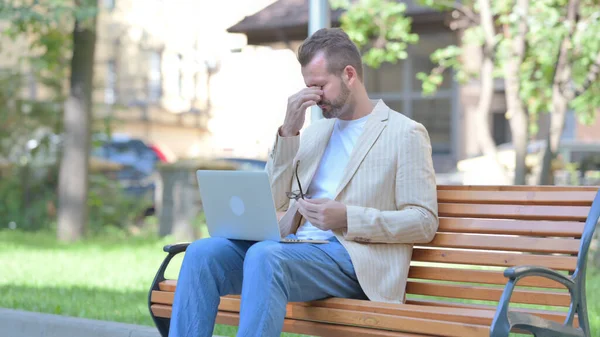 Homem Meia Idade Com Dor Cabeça Trabalhando Laptop Livre — Fotografia de Stock