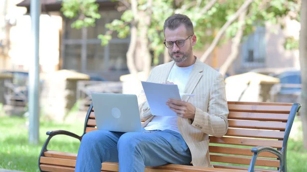 Homem Meia Idade Trabalhando Documentos Laptop Livre — Fotografia de Stock