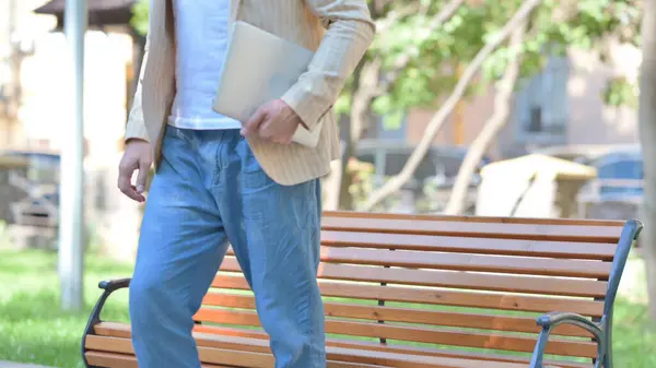Middle Aged Man Meninggalkan Bench Outdoor Setelah Bekerja Laptop — Stok Foto