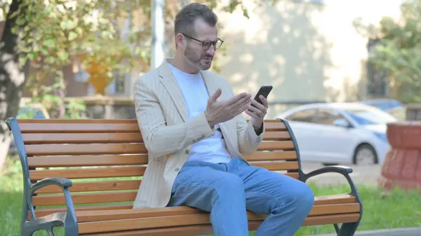 Homem Casual Moderno Chocado Por Perda Smartphone Enquanto Sentado Livre — Fotografia de Stock