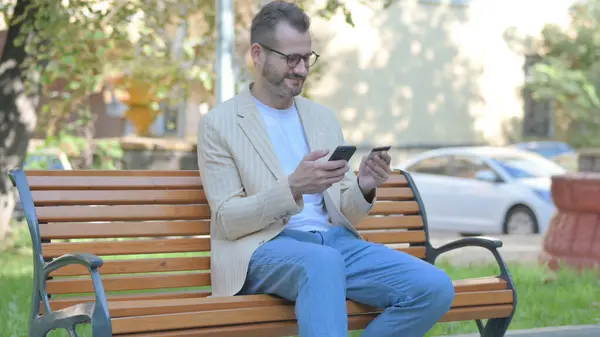 Homem Casual Moderno Fazendo Compras Online Telefone Enquanto Sentado Livre — Fotografia de Stock