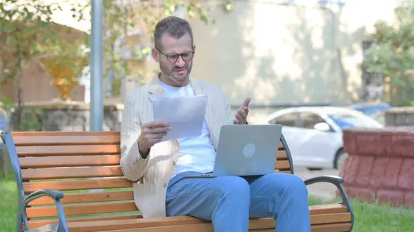 Der Moderne Gelegenheitsmann Feiert Während Laptop Und Dokumenten Freien Arbeitet — Stockfoto