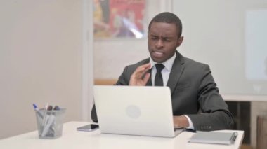 Boyun Ağrısı olan Afrikalı İşadamı Ofiste Dizüstü bilgisayarla çalışıyor
