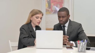 İş Adamları Ofisteki Dizüstü Bilgisayarda Projeyi Tartışıyor