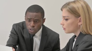 Kızgın Afrikalı İş Adamı Ofisteki Kadın Ortağıyla Konuşuyor