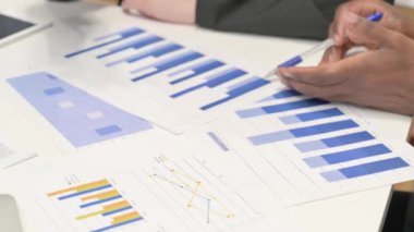 İş Adamları İş Raporunu Tartışıyor