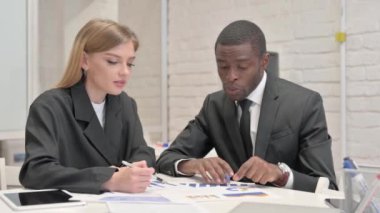 İş Adamları İş Raporunu Tartışıyor