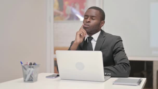 Pensive Африканський Бізнесмен Робота Ноутбуці Офісі — стокове відео