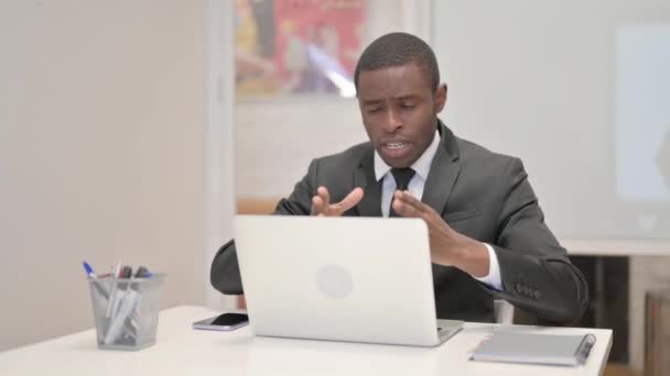 Afrikansk Forretningsmand Chatter Online Bærbar Computer Mens Sidder Kontoret – Stock-video