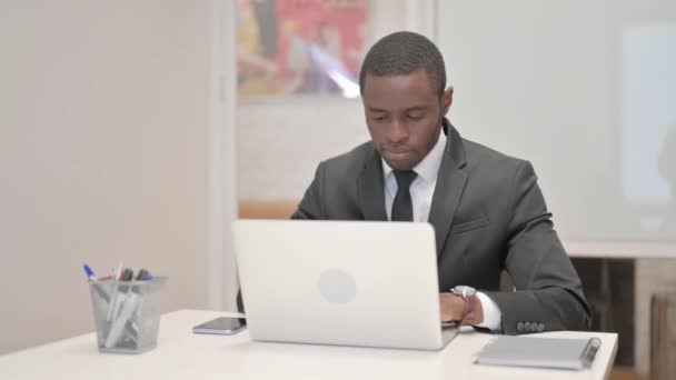 Kciuki Dół Przez African Businessman Laptopie Biurze — Wideo stockowe