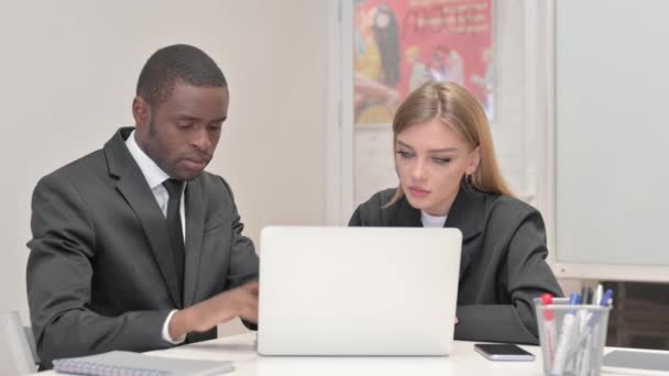 Biznesmeni Zszokowani Stratą Laptopie Biurze — Wideo stockowe