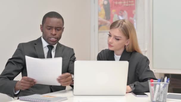 Obchodní Lidé Pracující Dokumentech Notebooku Kanceláři — Stock video