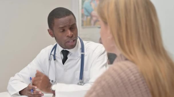 Крупный План Африканского Доктора Беседующего Пациентом — стоковое видео