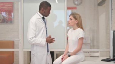 Stetoskop kullanan Afrikalı Doktor Kadın Göğüs Dinliyor