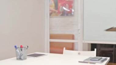 Afrikalı İşadamı Ofise Geldi ve Bilgisayarı Çalışmak İçin Açtı