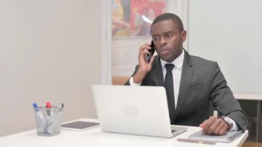 Afrikalı İşadamı İş yerinde Telefonda Konuşuyor