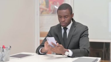 Ofiste Otururken İnternette Başarı Kutlaması Yapan Afrikalı İş Adamı