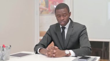 Ofiste otururken Sırt Ağrısı çeken Afrikalı İş Adamı