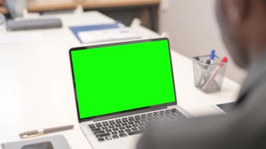 Yeşil Ekran Dizüstü Bilgisayarı üzerinde çalışan Afrikalı İş Adamının Kapanışı