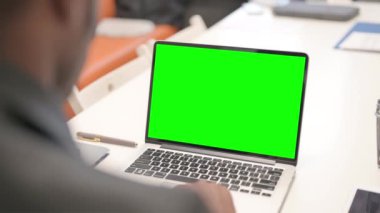 Yeşil Ekran ile Laptop 'ta çalışan Afrikalı Adam