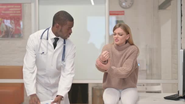 Médico Ortopédico Africano Examinando Pulso Paciente Feminina — Vídeo de Stock