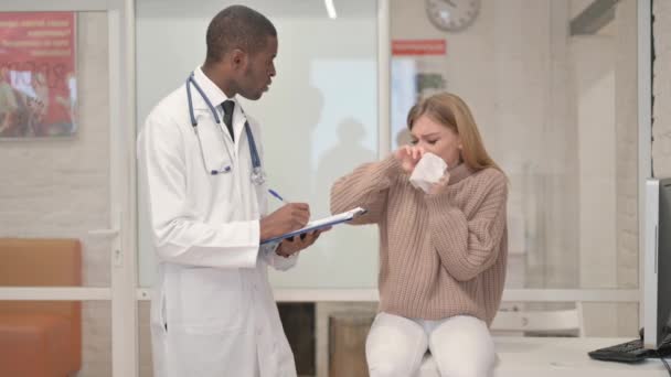 Paciente Com Gripe Fria Consultando Médico Africano — Vídeo de Stock