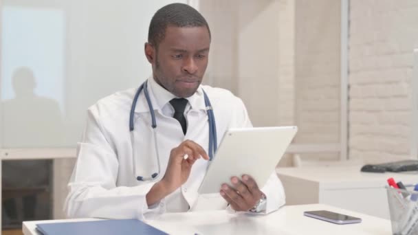 病院のタブレットでアフリカの医師ブラウジングインターネット — ストック動画